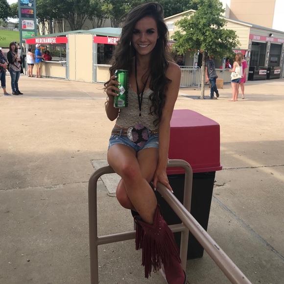 Mia Taylor Your Active Posher :) - Picture 1 of 6